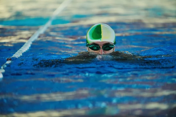 Swimmer recreating on olimpic pool — Stock Photo, Image