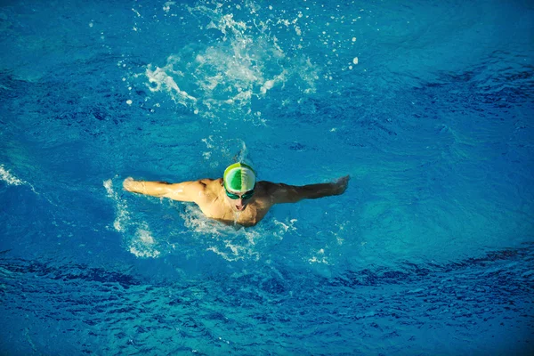 Nadador recriando na piscina olímpica — Fotografia de Stock