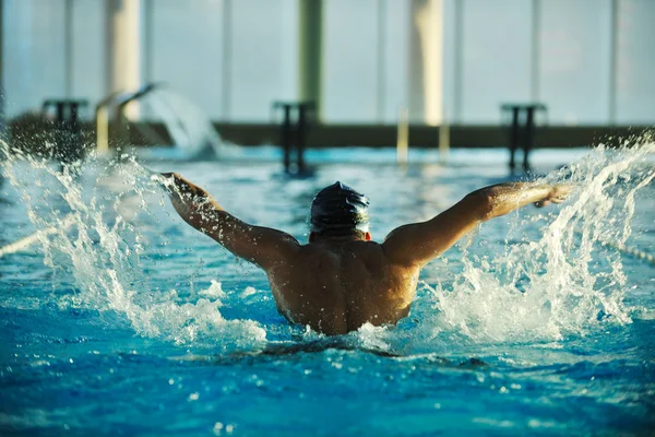 Plavec obnovovat na olimpic fondu — Stock fotografie