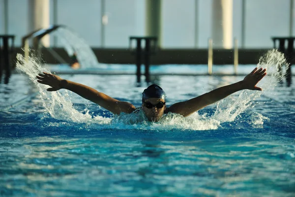Plavec obnovovat na olimpic fondu — Stock fotografie
