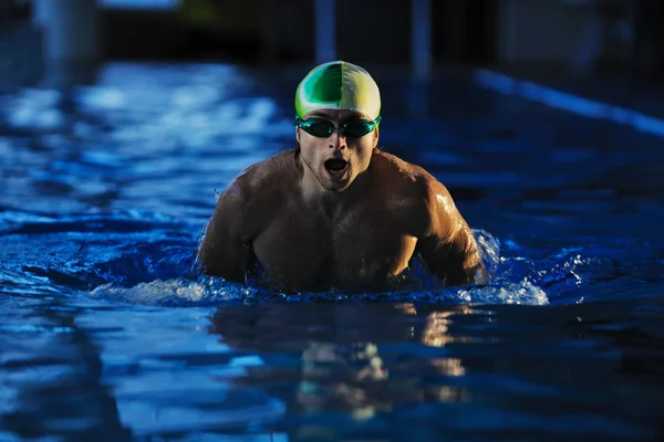 Κολυμβητής αναδημιουργώντας την olimpic πισίνα — Φωτογραφία Αρχείου