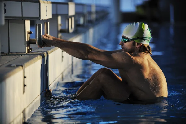 Simmare att återskapa på olimpic pool — Stockfoto