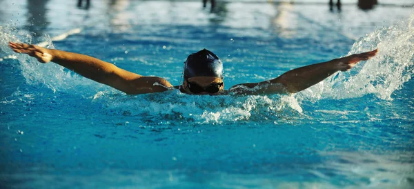 Pływak, odtwarzając na basen olimpijski — Zdjęcie stockowe