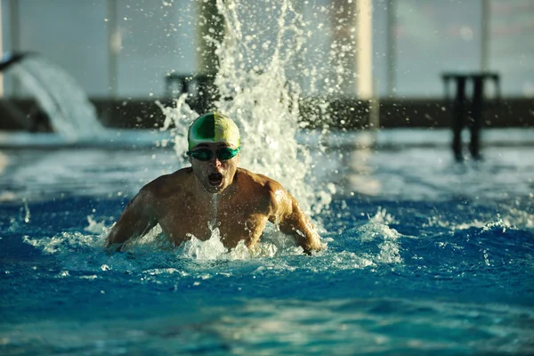 Zwemmer herscheppen op olimpic pool — Stockfoto