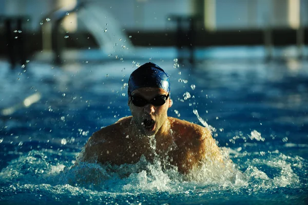 Schwimmerin erholt sich auf Schwimmbecken — Stockfoto