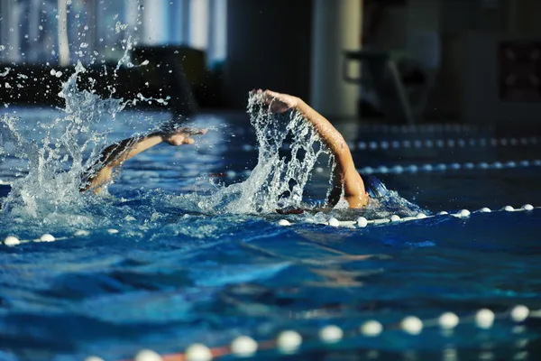 游泳运动员在奥运会池上重新创建 — 图库照片