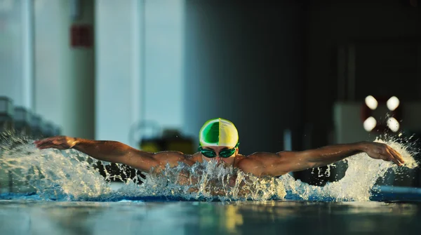 Schwimmerin erholt sich auf Schwimmbecken — Stockfoto