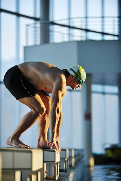 Fiatal úszó úszás rajtnál — Stock Fotó