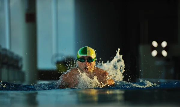 Nadador recreación en olimpic piscina — Foto de Stock