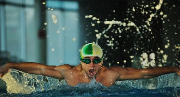 Pływak, odtwarzając na basen olimpijski — Zdjęcie stockowe