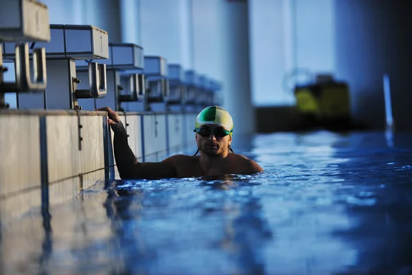 Yüzücü Olimpic havuzu üzerinde yeniden oluşturma — Stok fotoğraf