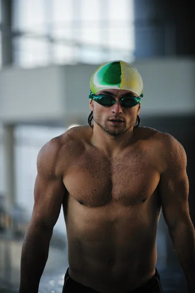 Nuotatore ricreando sulla piscina olimpica — Foto Stock