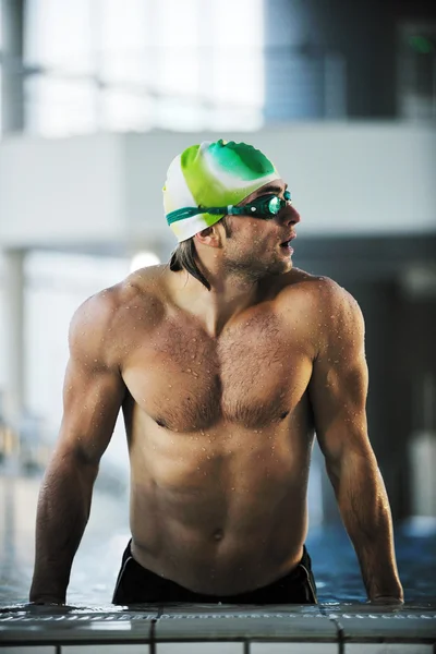 Nageur recréant sur piscine olimpique — Photo