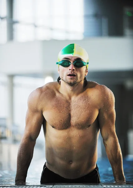 游泳运动员在奥运会池上重新创建 — 图库照片