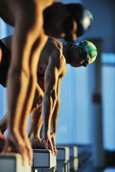 Jovens nadadores em início de natação — Fotografia de Stock