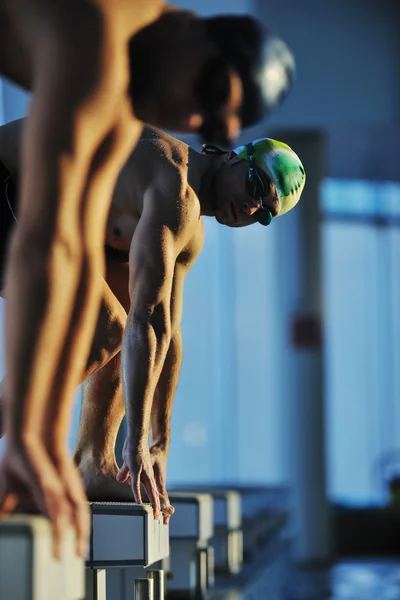 Junge Schwimmer beim Schwimmstart — Stockfoto