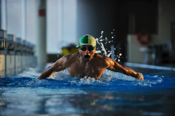 Nageur recréant sur piscine olimpique — Photo