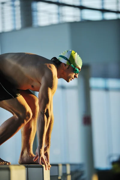 若い水泳選手が水泳を始め — ストック写真