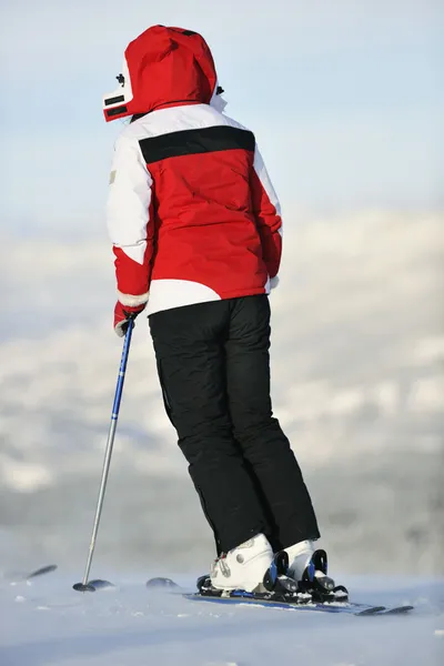 Esquí de invierno en montaña de invierno — Foto de Stock