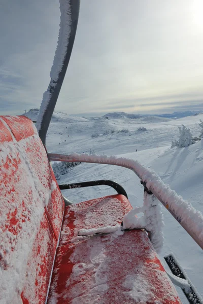 Λιφτ του σκι, χειμωνιάτικο τοπίο στο παρασκήνιο — Φωτογραφία Αρχείου