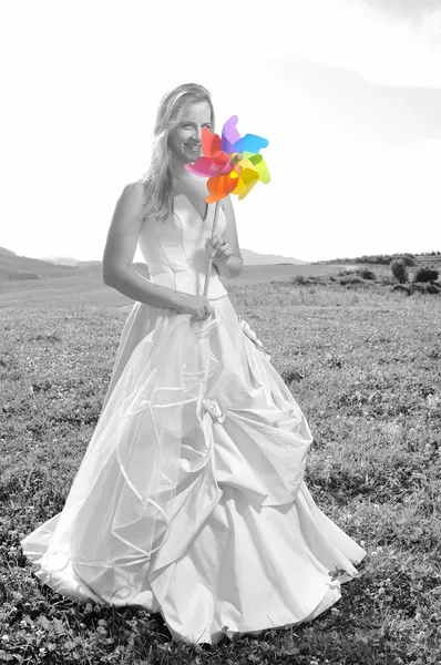 Jovens felizes bela noiva ao ar livre — Fotografia de Stock