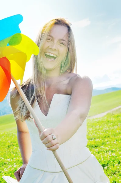 Glücklich junge schöne Braut — Stockfoto