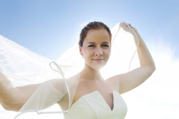 Счастливая молодая красивая невеста — стоковое фото