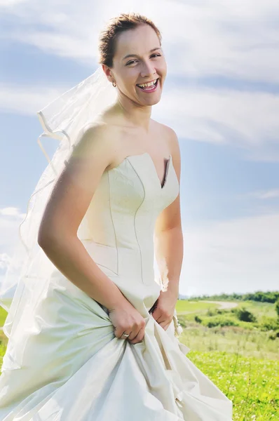 Šťastná mladá krásná nevěsta — Stock fotografie
