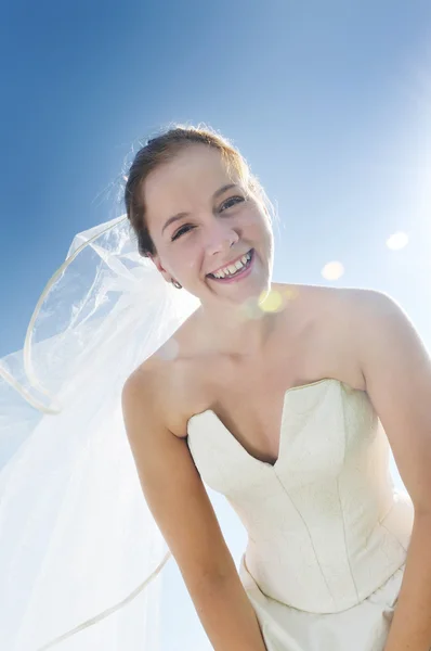 Felice giovane bella sposa — Foto Stock
