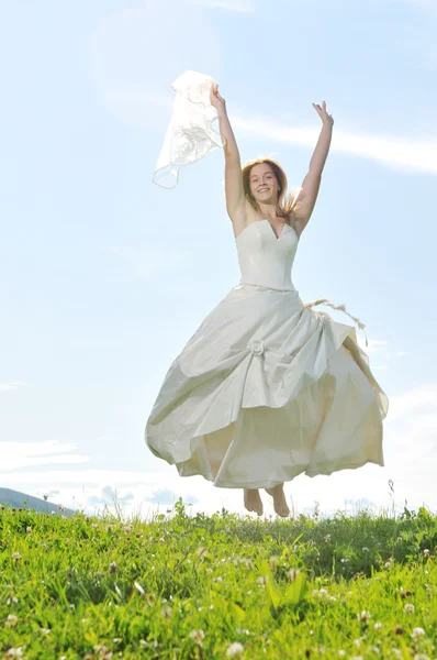 행복 한 젊은 아름 다운 신부 — 스톡 사진