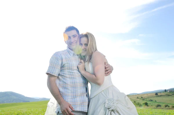 幸せな若い美しいカップル — ストック写真