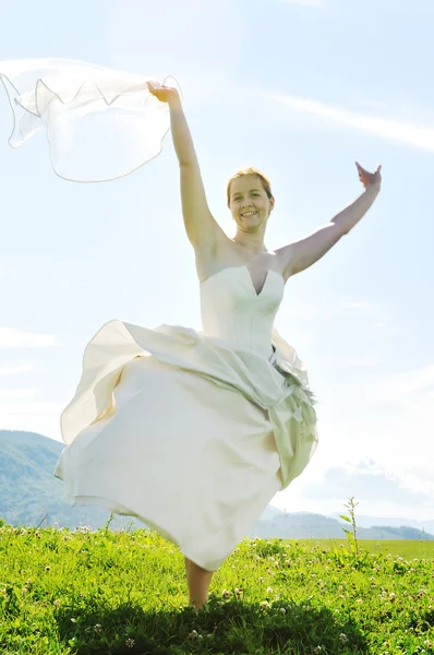 Boldog, fiatal, gyönyörű menyasszony — Stock Fotó