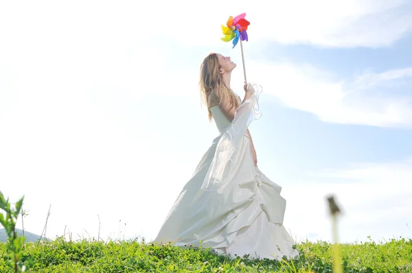 Gelukkig jonge mooie bruid — Stockfoto