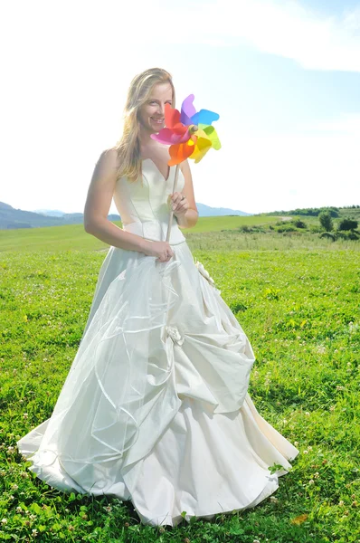 幸せな若い美しい花嫁 — ストック写真