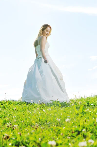 Krásná nevěsta po svatbě — Stock fotografie