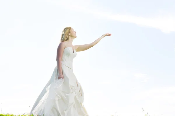 Красивая невеста после свадьбы — стоковое фото