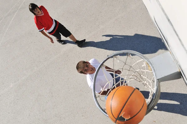 Jonge jongens die spelen basketbal — Stockfoto