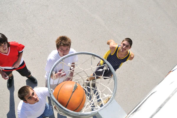 Groupe de jeunes garçons qui jouent au basket — Photo