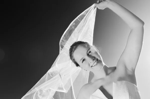 Невеста на свежем воздухе, красивая невеста — стоковое фото