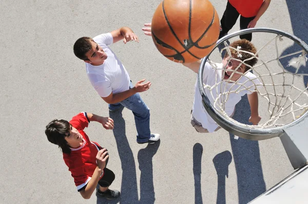 Streetbasket, spela basket utomhus — Stockfoto