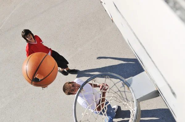 Baloncesto callejero, jugar al baloncesto al aire libre —  Fotos de Stock