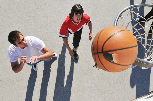 Street basket, giocare a basket all'aperto — Foto Stock
