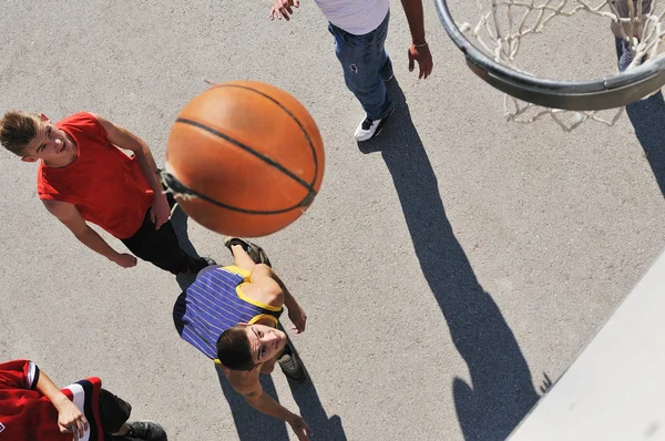 Streetbasketball, Basketball spielen im Freien — Stockfoto
