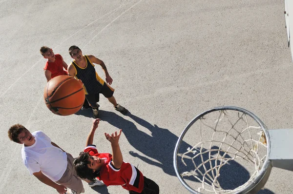 Вуличний баскетбол, граючи в баскетбол на відкритому повітрі — стокове фото