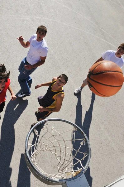 Straat basketbal, speelbasketbal buiten — Stockfoto