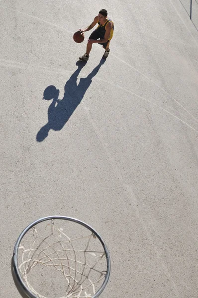 Basquete de rua, jogando basquete ao ar livre — Fotografia de Stock