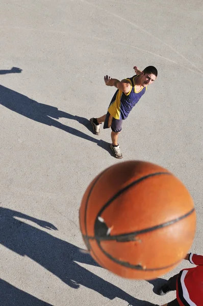Baloncesto callejero, jugar al baloncesto al aire libre —  Fotos de Stock