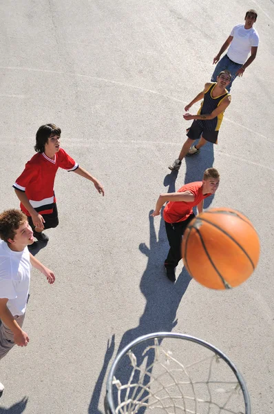 ストリート バスケット ボール、屋外バスケット ボールをプレー — ストック写真