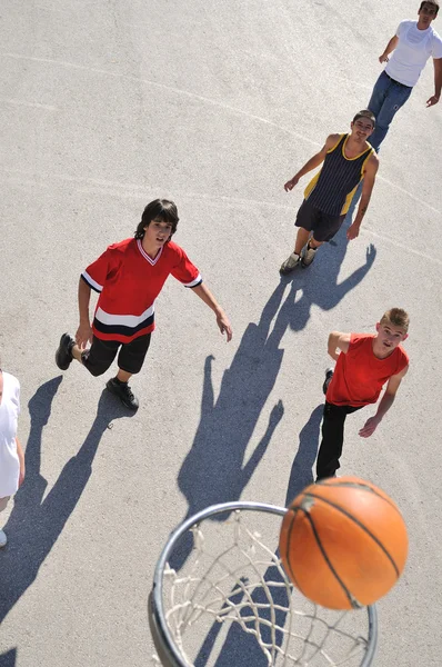 Koszykówka na ulicy, grając w koszykówkę odkryty — Zdjęcie stockowe