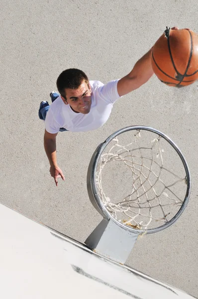 Basquete de rua, jogando basquete ao ar livre — Fotografia de Stock